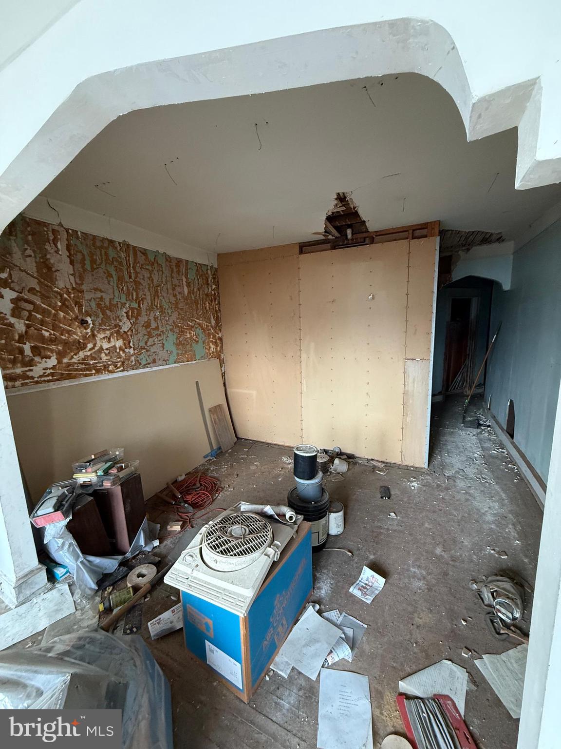 6726 Wyncote Avenue Philadelphia, PA 19138 - Photo 21 of 35 a kitchen with a stove and a refrigerator