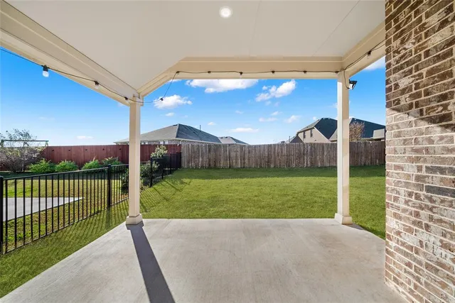 a view of a back yard