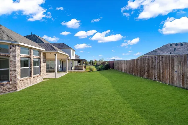 a view of a house with backyard
