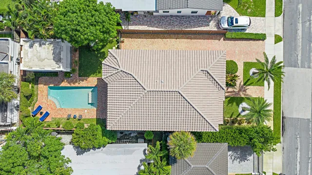 a view of a lake with houses in back