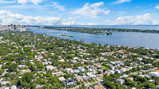 a picture of a book shelf