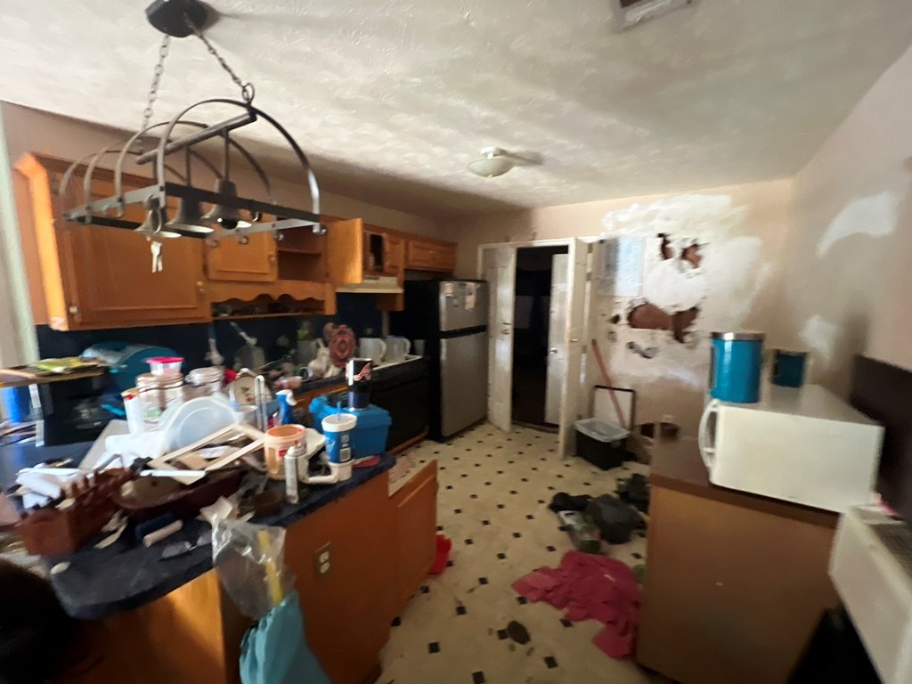 927 Vineville Street Columbus, GA 31904 - Photo 11 of 11 a room with lots of furniture and clutter