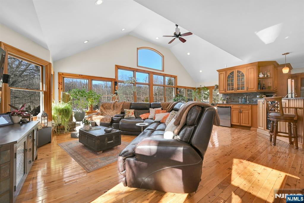 285 Chestnut Ridge Road Woodcliff Lake, NJ 07677 - Photo 19 of 40