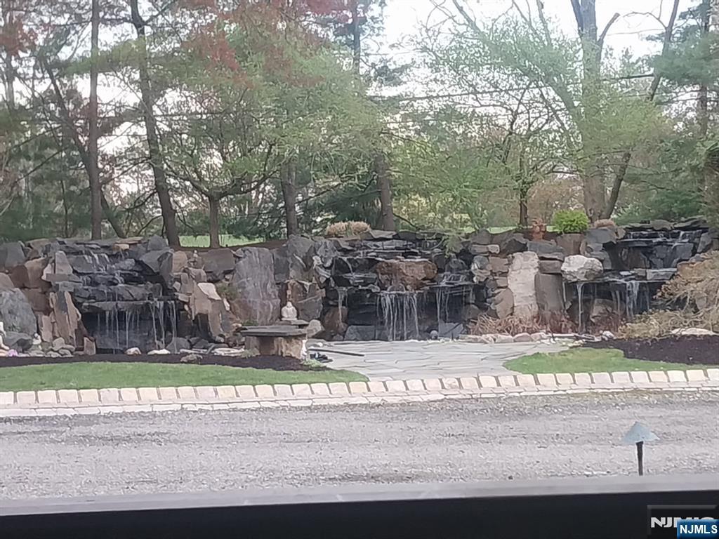 285 Chestnut Ridge Road Woodcliff Lake, NJ 07677 - Photo 4 of 40