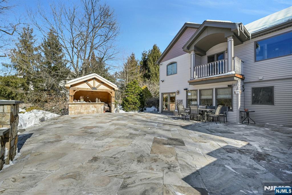 285 Chestnut Ridge Road Woodcliff Lake, NJ 07677 - Photo 6 of 40