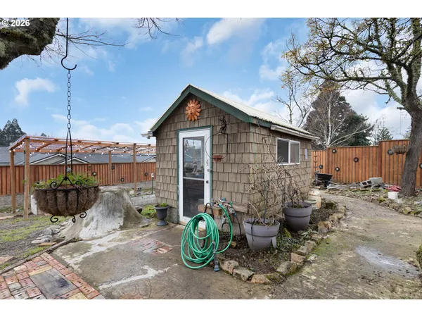 a view of a backyard