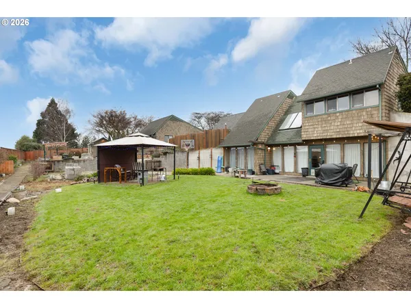 a view of a backyard