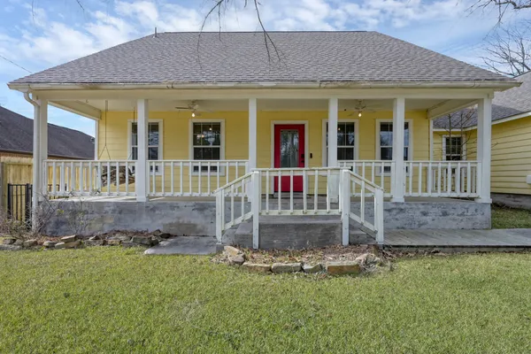 a view of entryway and hall