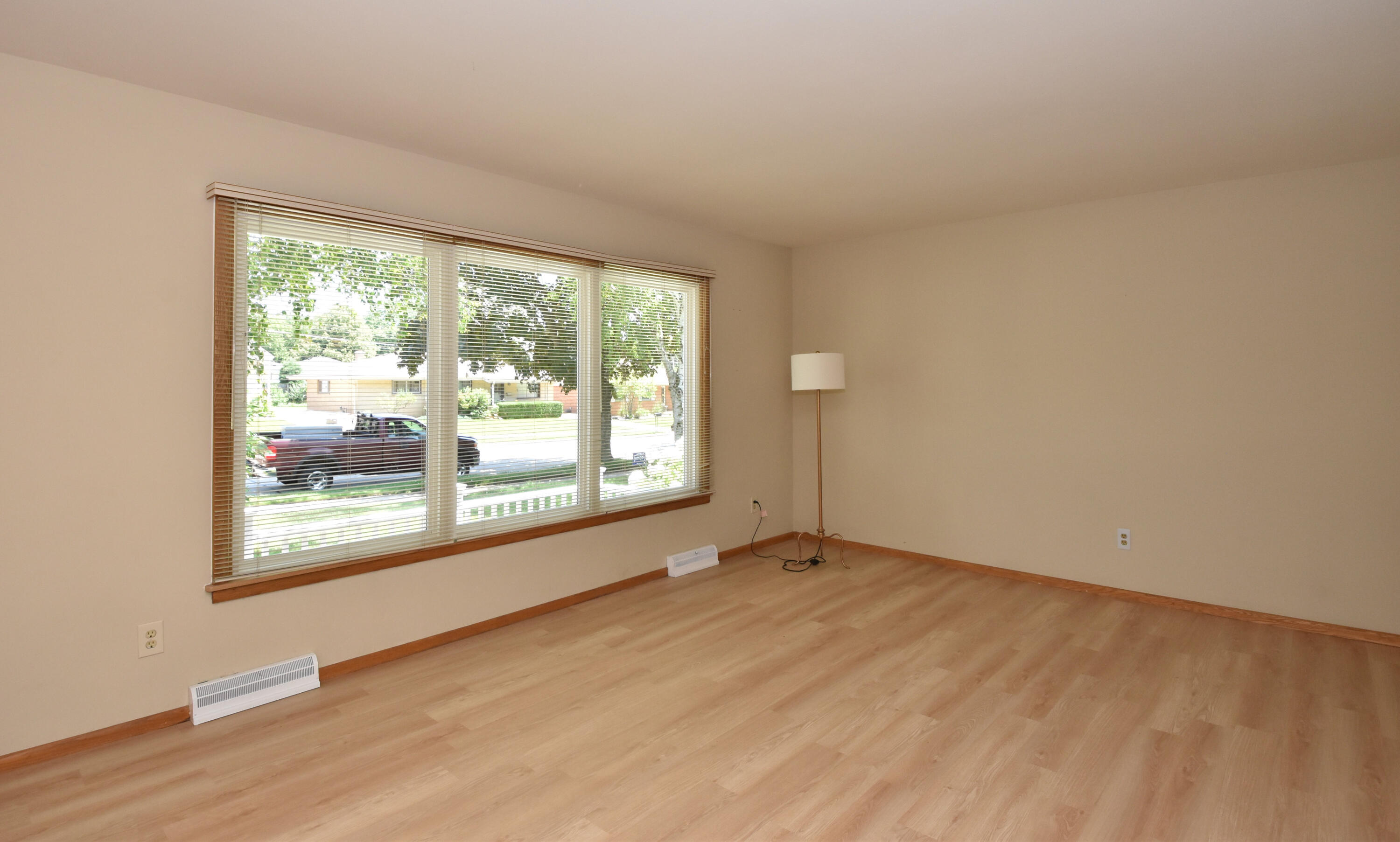 48 Virginia Street Racine, WI 53405 - Photo 3 of 47 Living Room