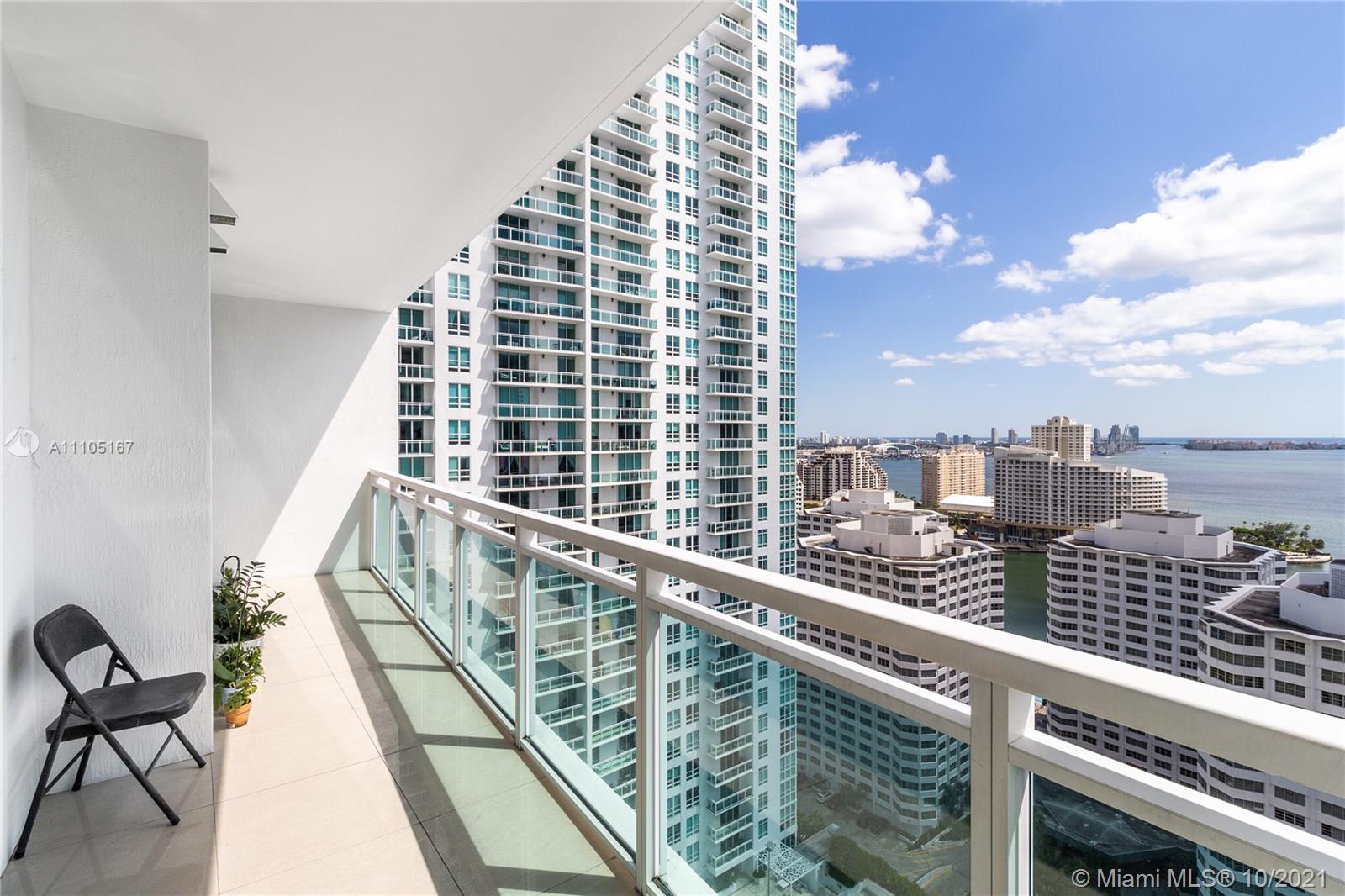 951 Brickell Avenue, Unit 2706 Miami, FL 33131 - Photo 2 of 35 a balcony with city view