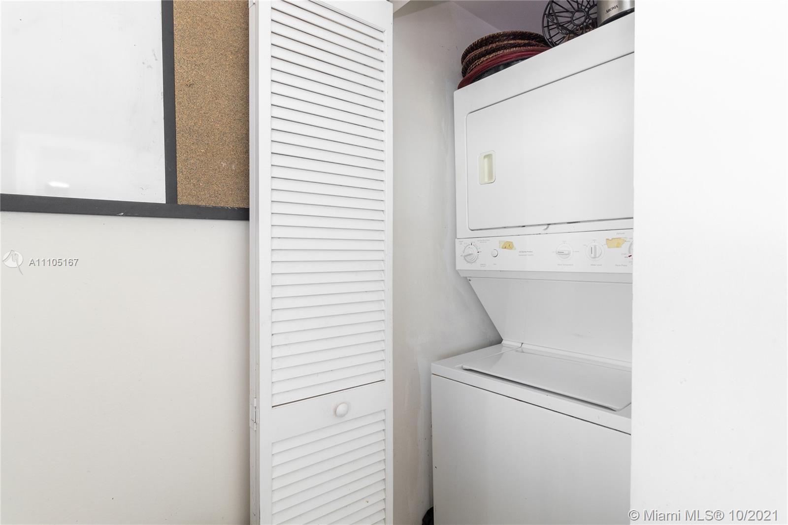 951 Brickell Avenue, Unit 2706 Miami, FL 33131 - Photo 22 of 35 a utility room with dryer and washer