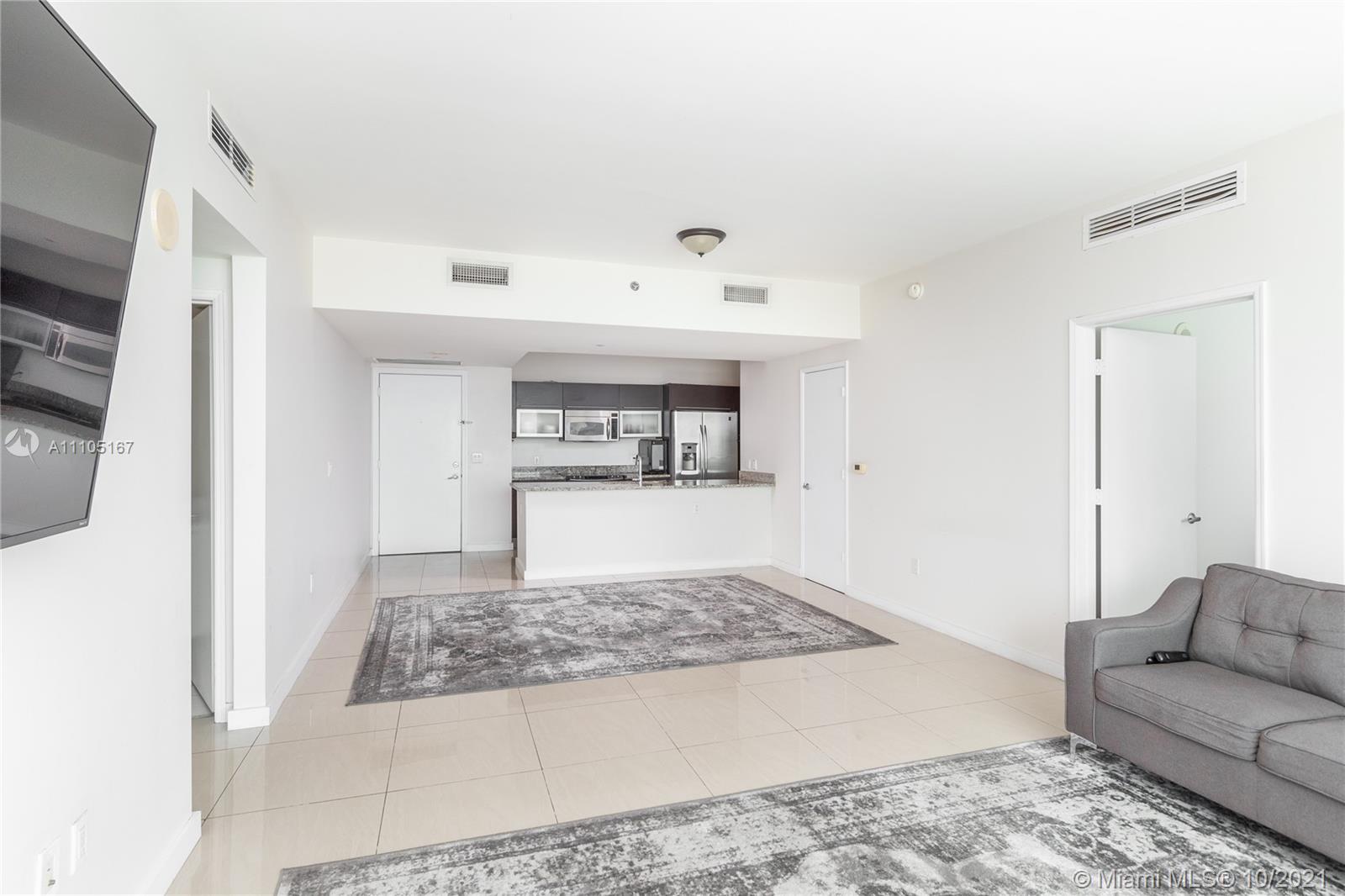 951 Brickell Avenue, Unit 2706 Miami, FL 33131 - Photo 9 of 35 a living room with kitchen and furniture
