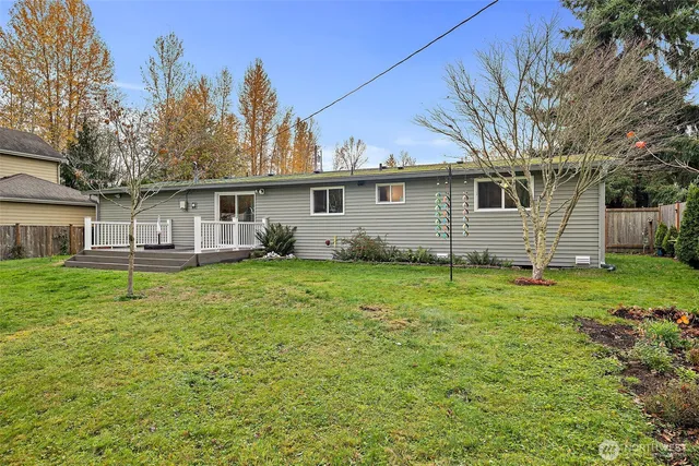 a view of a house with backyard