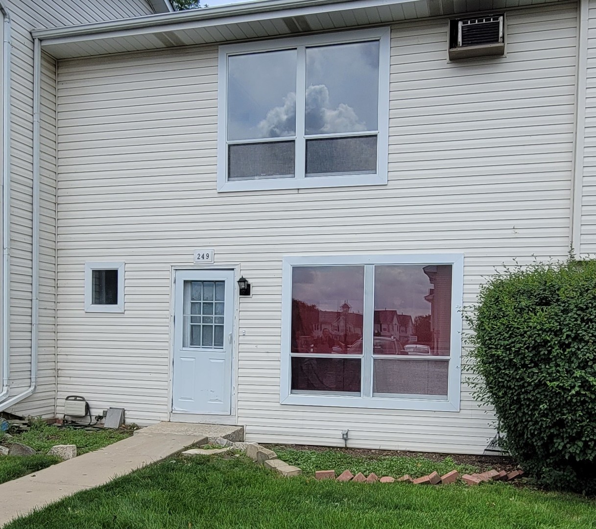 a view of front of a house with a yard