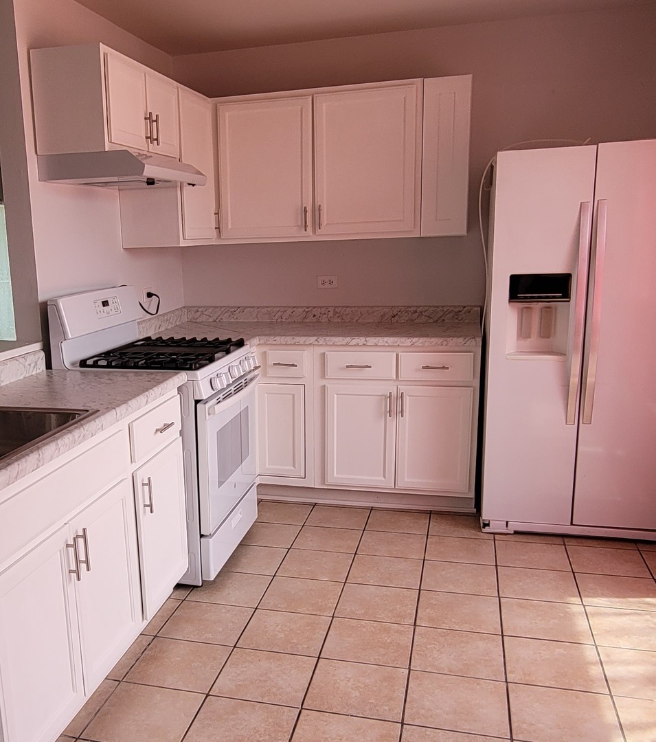 249 Peppertree Lane Aurora, IL 60504 - Photo 10 of 10 a kitchen with cabinets and appliances