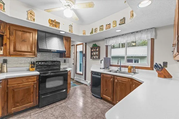 $579,900 | 445 South Main Street, St. Albans Town, VT 05478
