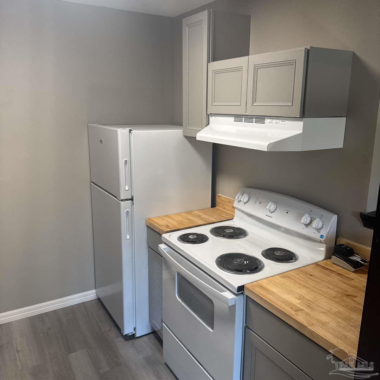 455 Stara Circle, Unit C Pensacola, FL 32505 - Photo 9 of 23 a kitchen with a stove and a refrigerator