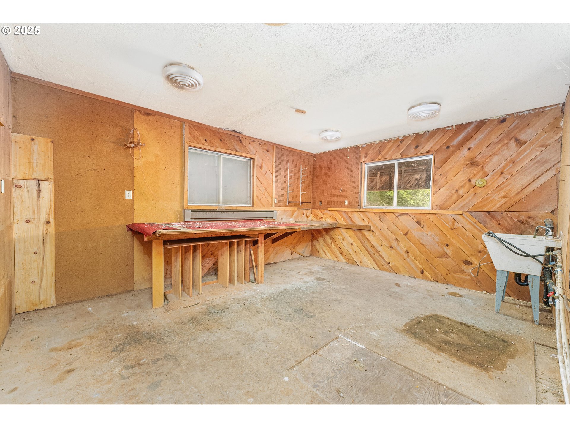 2220 Northeast Brower Road Corbett, OR 97019 - Photo 10 of 40 Laundry