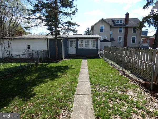 a view of a house with backyard and garden