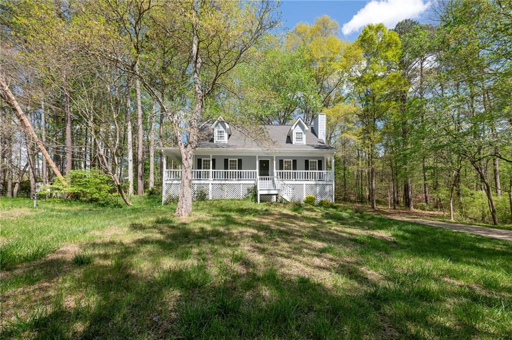 a view of a house with a yard