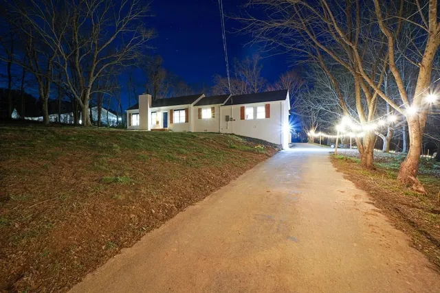 a view of a yard with a house