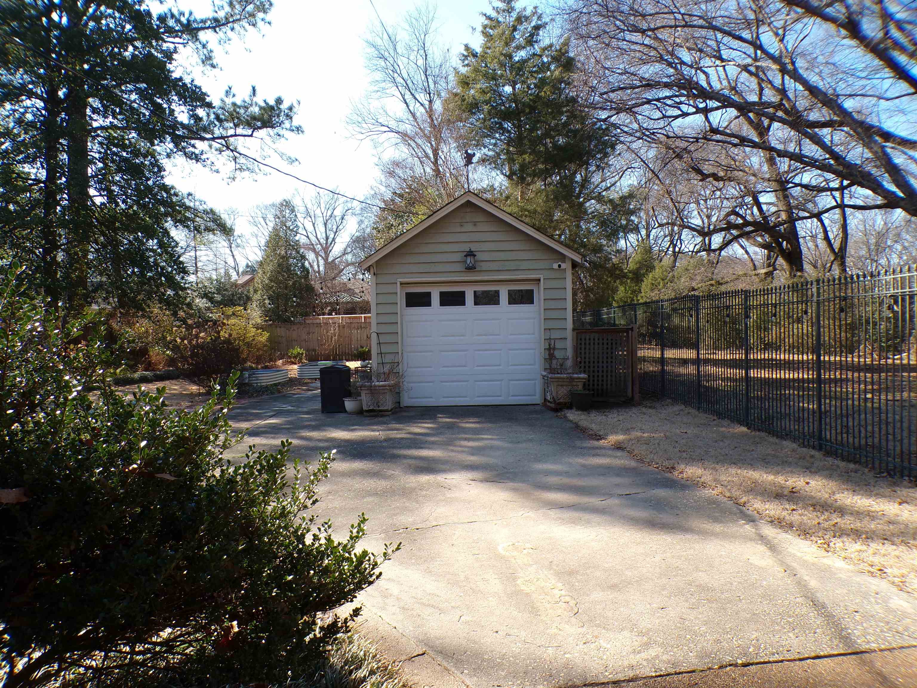 527 South Goodlett Street Memphis, TN 38117 - Photo 31 of 34 Provides extra storage, Workspace or Music Studio!