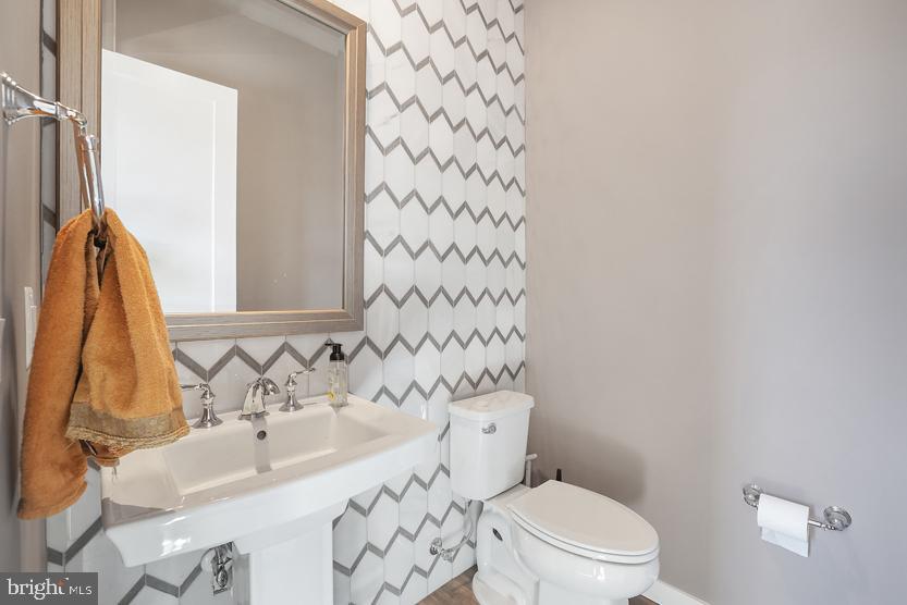 22170 Penelope Heights Terrace Ashburn, VA 20148 - Photo 25 of 61 a bathroom with a sink toilet and mirror