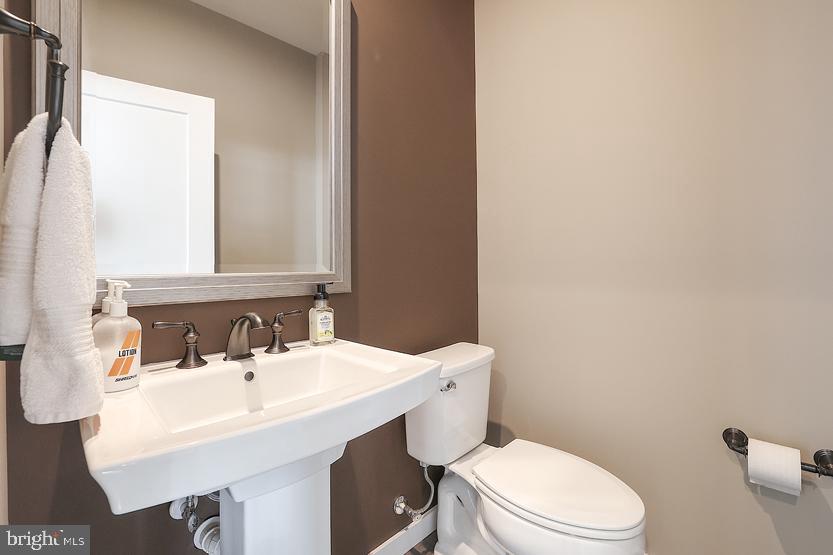 22170 Penelope Heights Terrace Ashburn, VA 20148 - Photo 43 of 61 a bathroom with a sink a toilet and mirror