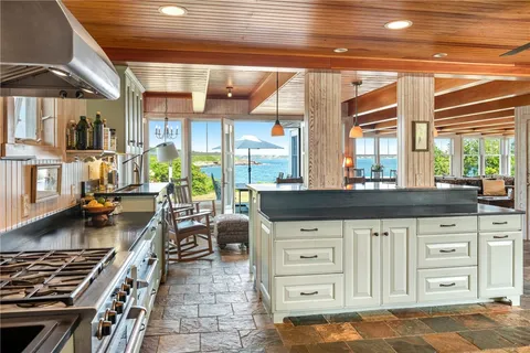$4,999,000 | 4 Hull Cove Street, Jamestown, RI 02835
