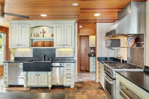 $4,999,000 | 4 Hull Cove Street, Jamestown, RI 02835