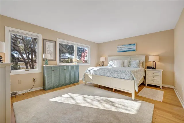 $999,990 | 27 Peninsula Point Drive, Moneta, VA 24121