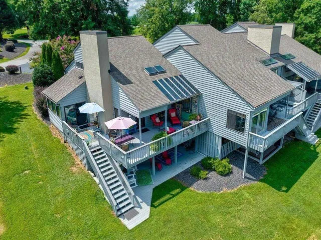 $999,990 | 27 Peninsula Point Drive, Moneta, VA 24121