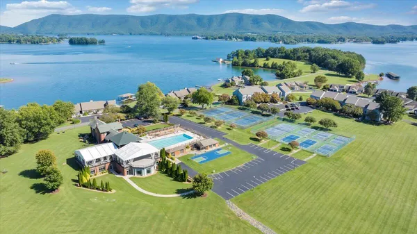 $979,700 | 27 Peninsula Point Drive, Moneta, VA 24121