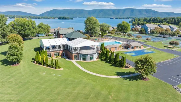 $979,700 | 27 Peninsula Point Drive, Moneta, VA 24121