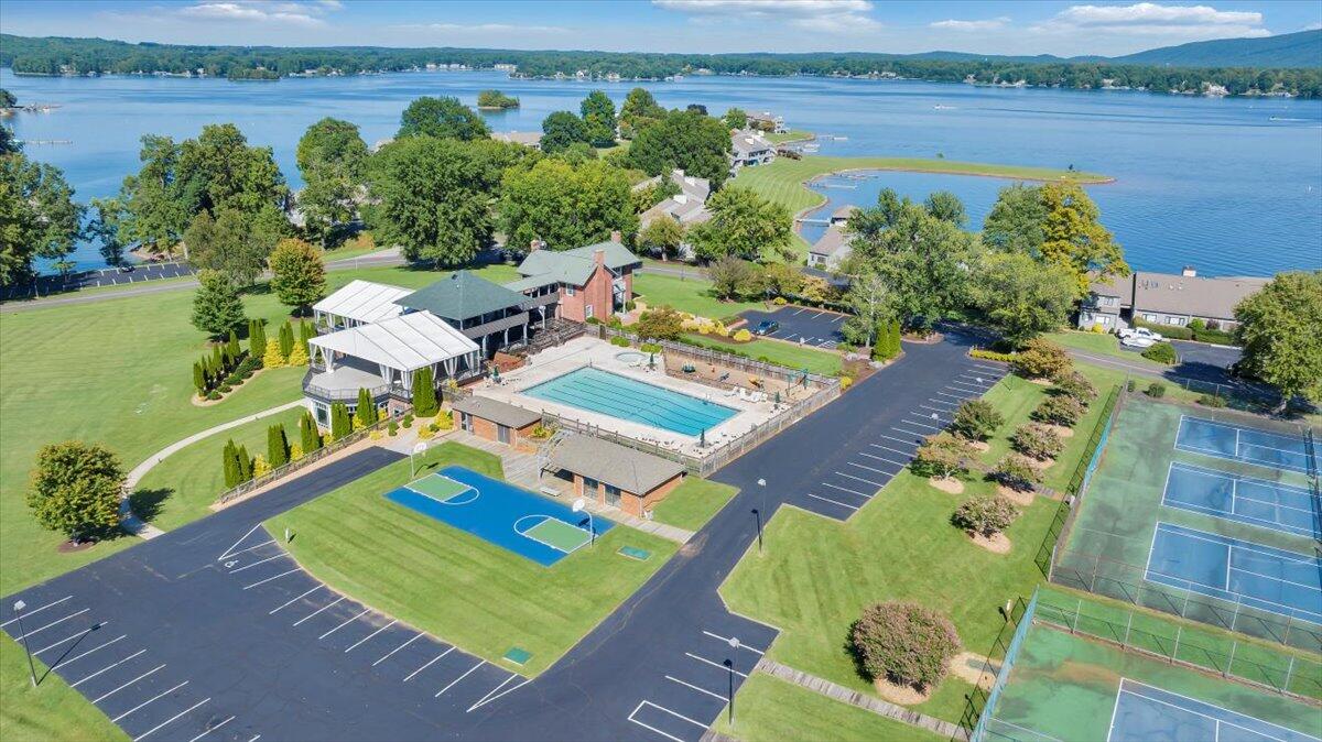 27 Peninsula Point Drive Moneta, VA 24121 - Photo 43 of 96 057-DJI_20240905141630_0011_D_MIB