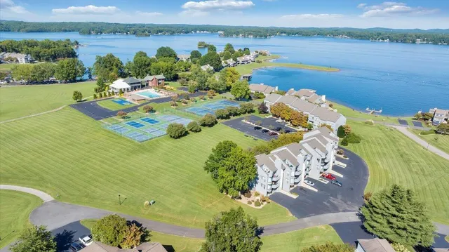 $999,990 | 27 Peninsula Point Drive, Moneta, VA 24121