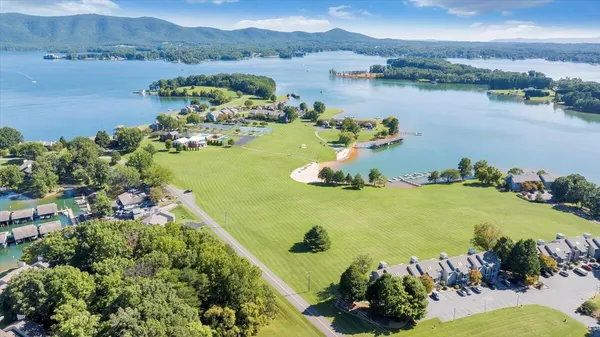 $979,700 | 27 Peninsula Point Drive, Moneta, VA 24121