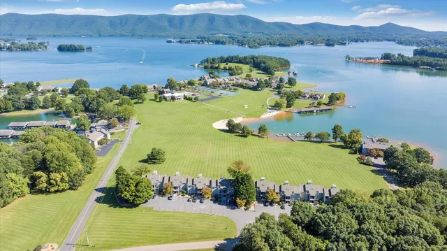 $999,990 | 27 Peninsula Point Drive, Moneta, VA 24121