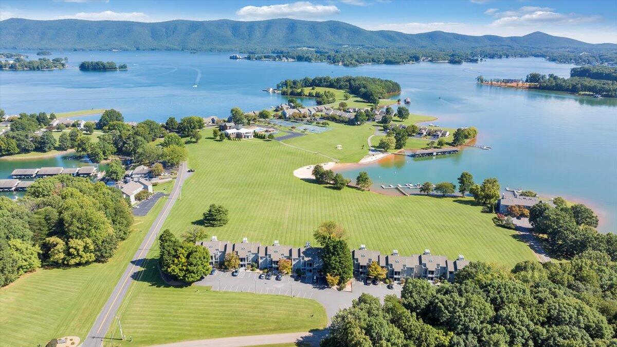 27 Peninsula Point Drive Moneta, VA 24121 - Photo 52 of 96 069-DJI_20240905141828_0018_D_MIB