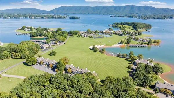 $979,700 | 27 Peninsula Point Drive, Moneta, VA 24121