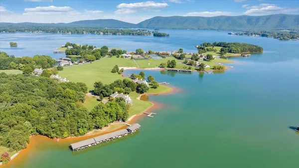 $979,700 | 27 Peninsula Point Drive, Moneta, VA 24121