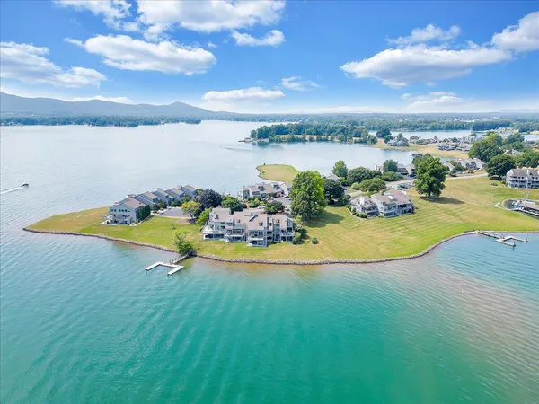 $979,700 | 27 Peninsula Point Drive, Moneta, VA 24121