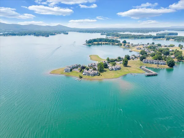 $979,700 | 27 Peninsula Point Drive, Moneta, VA 24121