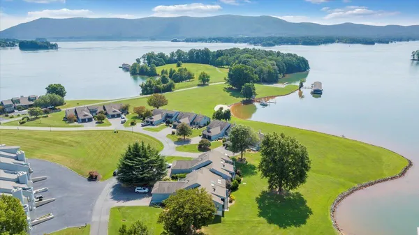 $979,700 | 27 Peninsula Point Drive, Moneta, VA 24121