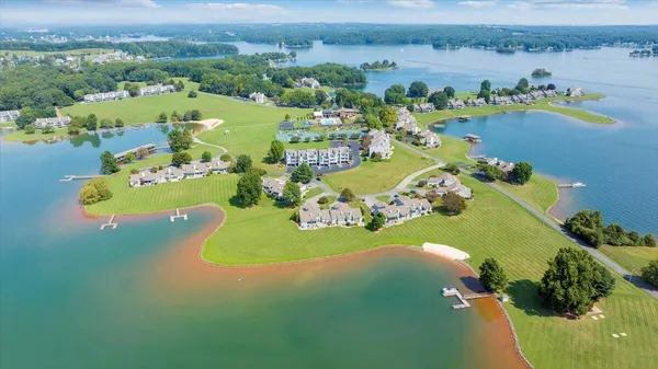 $979,700 | 27 Peninsula Point Drive, Moneta, VA 24121