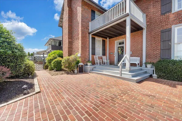 $979,700 | 27 Peninsula Point Drive, Moneta, VA 24121