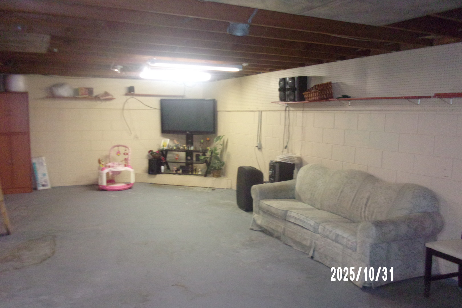 407 East Pine Street Chatsworth, IL 60921 - Photo 10 of 27 a living room with furniture and a couch