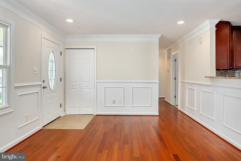 122 North Hickory Road Sterling, VA 20164 - Photo 5 of 29 Living Room