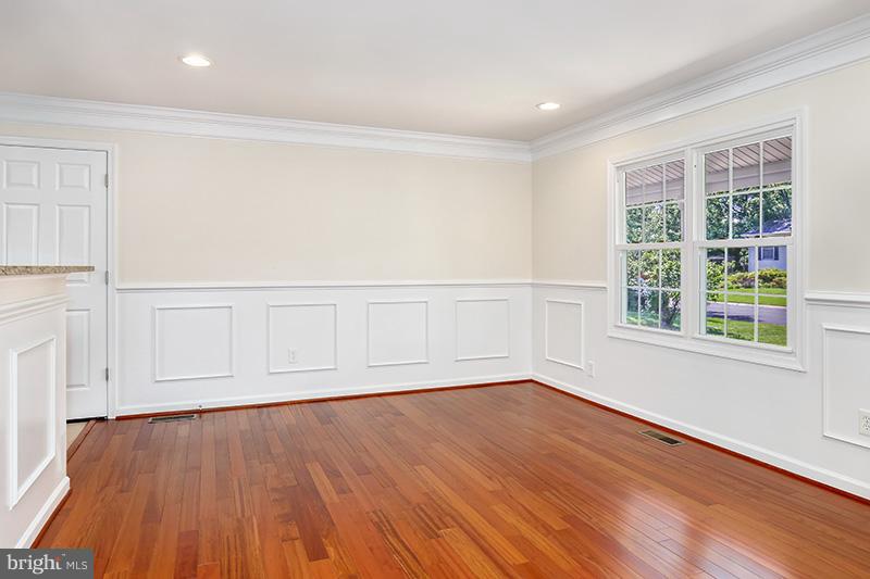 122 North Hickory Road Sterling, VA 20164 - Photo 6 of 29 Living Room