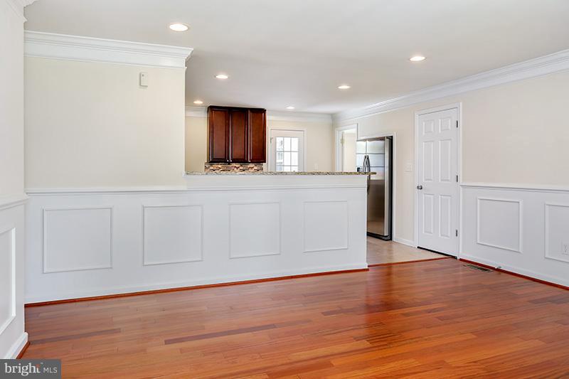 122 North Hickory Road Sterling, VA 20164 - Photo 7 of 29 Living Room